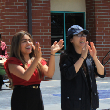 2 advisors applauding at an event