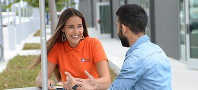 2 students having a conversation